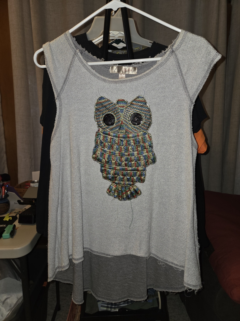 Sleeveless Light Gray Owl Appliqué Tunic Top